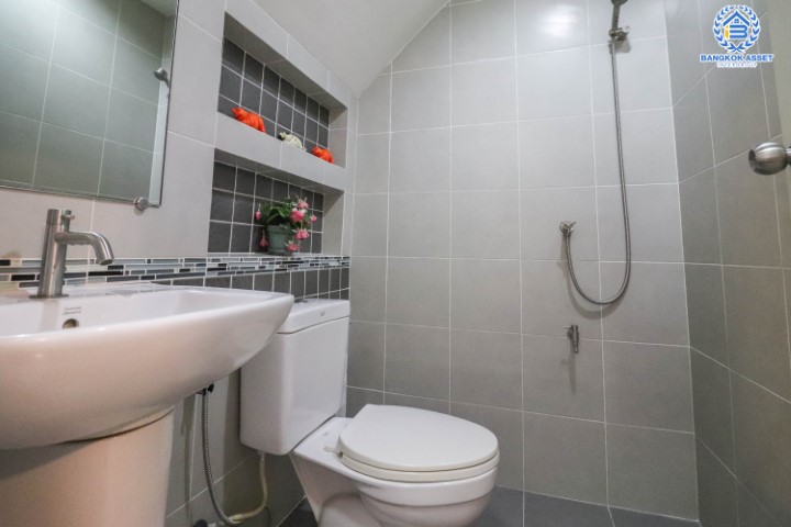 *****บ้านเดี่ยวมือสองนนทบุรี ม.คณาสิริ ชัยพฤกษ์-วงแหวน จากแบรนด์ชื่อดัง Sansiri บ้านสวย แถมเฟอร์นิเจอร์มายมาก บนเนื้อที่ 51.6 ตร.ว. มาพร้อมฟังก์ชัน 3 ห้องนอน 2 ห้องน้ำ จอดรถ 2 คัน แถมฟรี ! เครื่องปรับอากาศ 5 เครื่อง เติมเต็มด้วยสิ่งอำนวยความสะดวกครบครัน บนทำเลศักยภาพ ใกล้ถนนกาญจนาภิเษก และ รถไฟฟ้าสถานีคลองบางไผ่